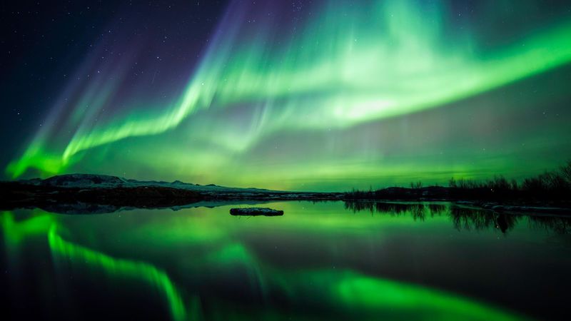 File:Northern-lights-lake-thingvellir-national-park-iceland.jpg